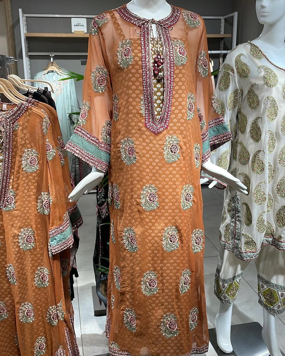 E0704/104/213 | EMBROIDERED SUIT