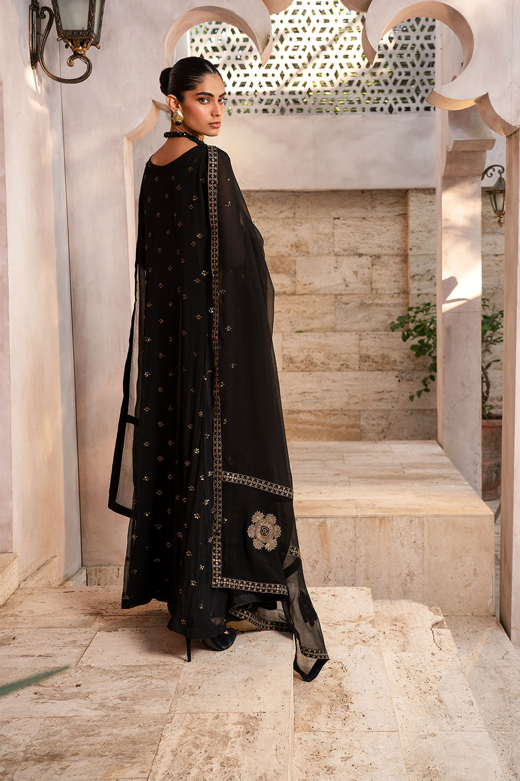 IP-157 (A) IZNIK RAVEN CHIC