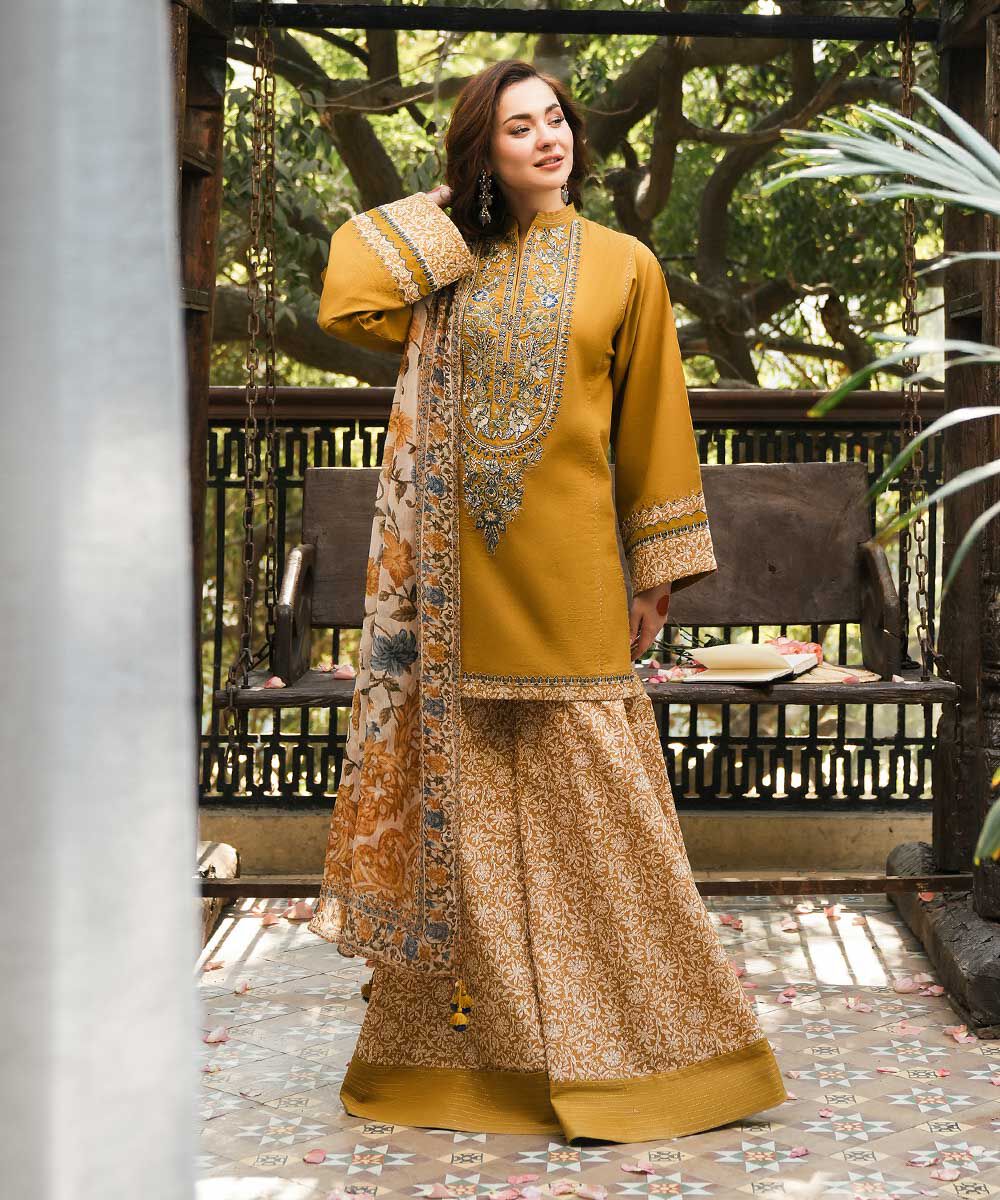 Sapphire 0U3PEDY25V26 3 Piece Embroidered Lawn Suit