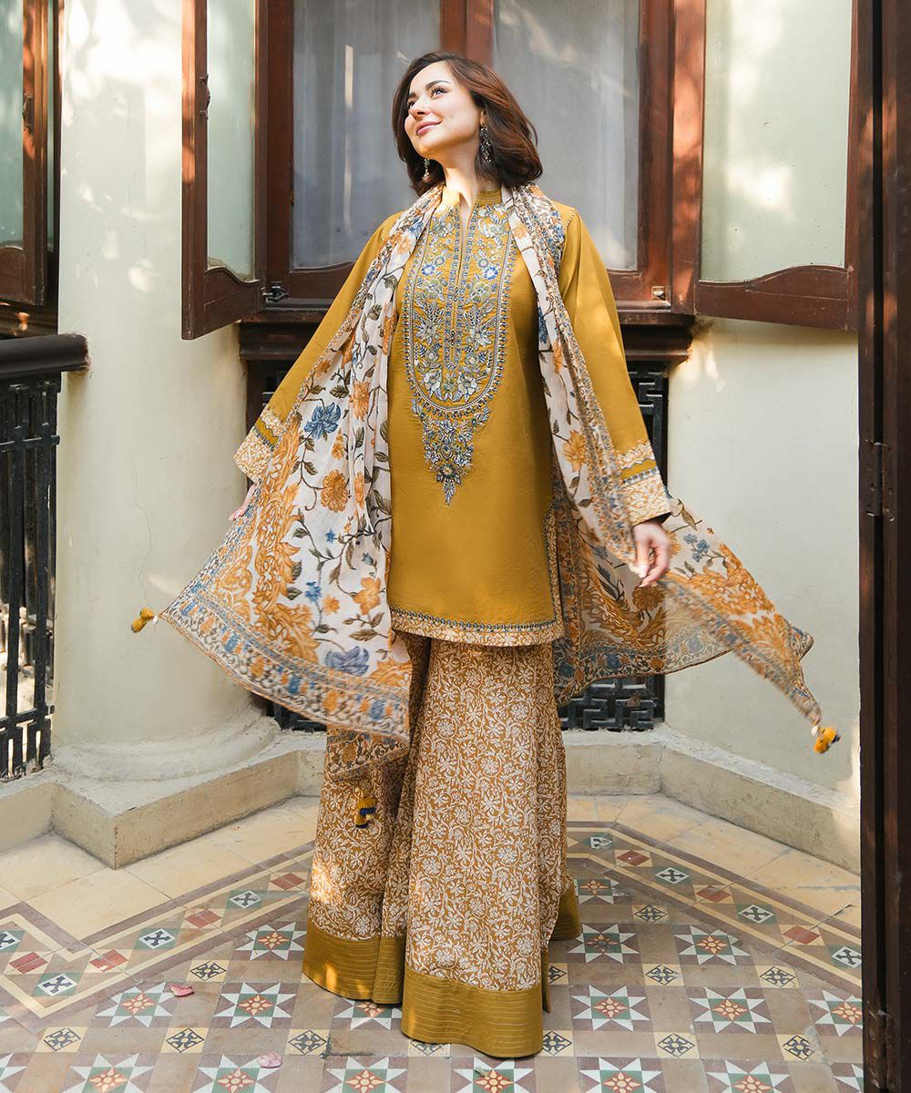 Sapphire 0U3PEDY25V26 3 Piece Embroidered Lawn Suit